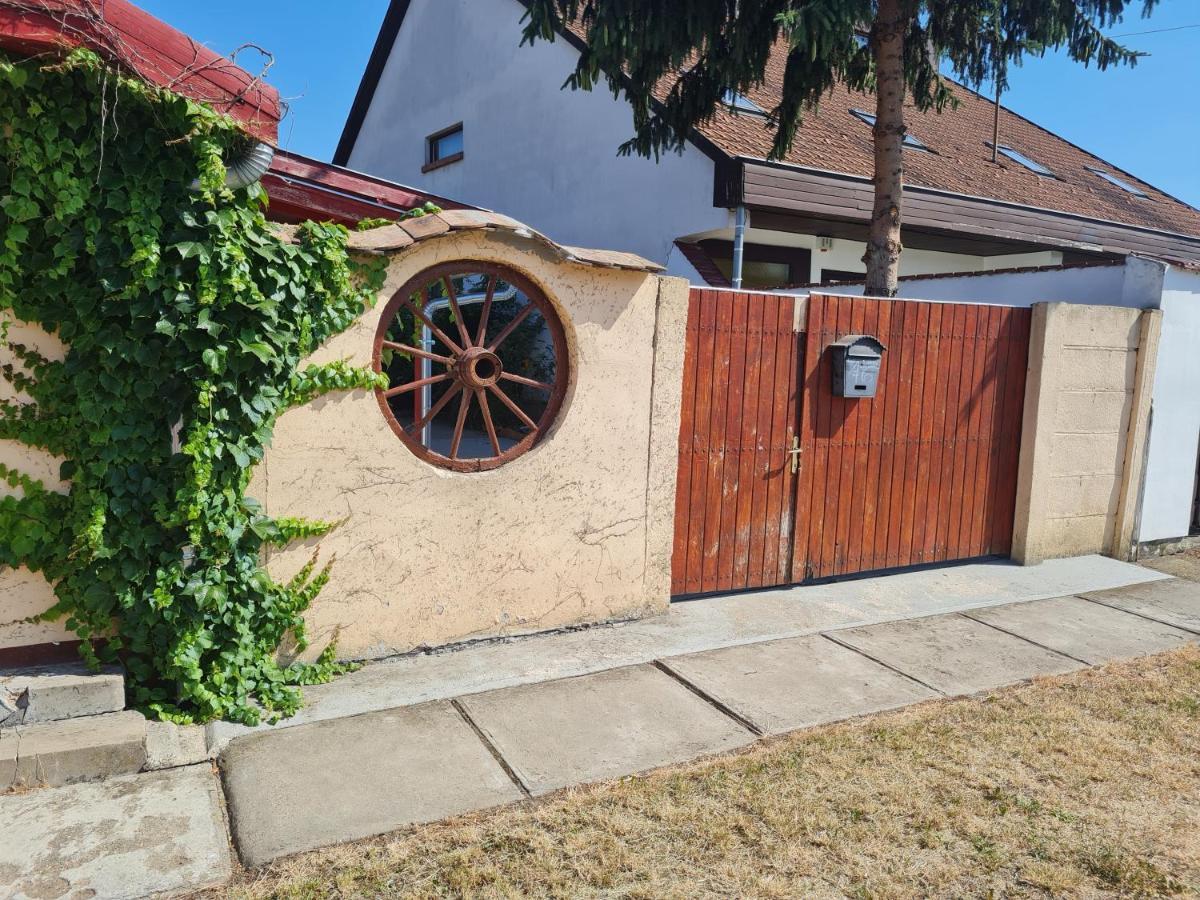 Anna Bella Apartman Gyula Exterior foto